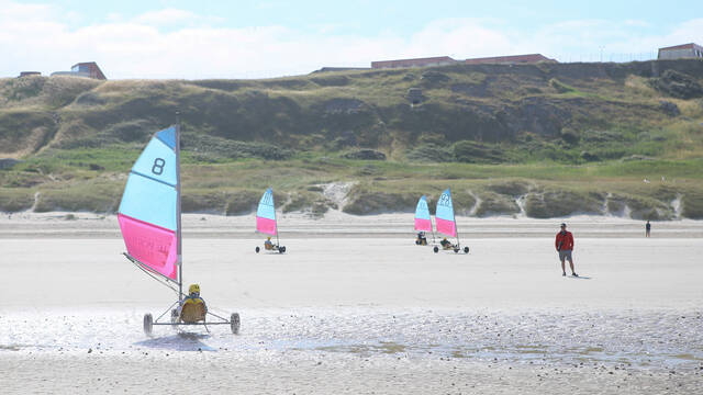 Front de mer avec char à voile